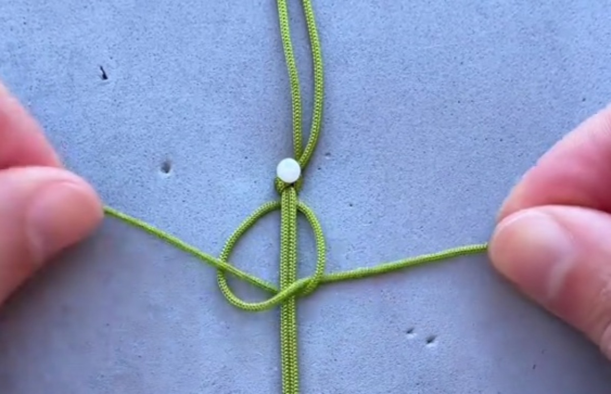 緑と紫のひもを手だけでコツコツ編み続けると……　「わぁ！」　簡単“おめかしアイテム”が200万再生突破【海外】（1/3） | ライフスタイル ねとらぼ