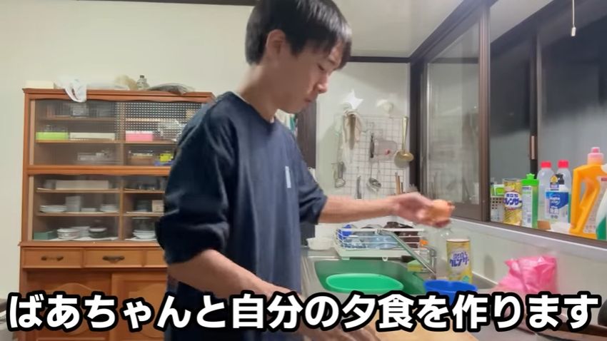 祖母と自分の夕食を作る孫