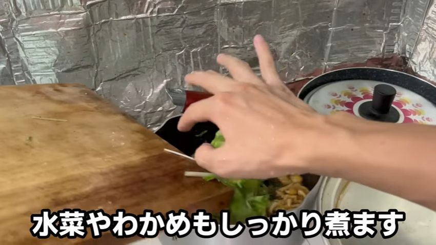 みそ汁の具材として煮るナメコと水菜、ワカメ