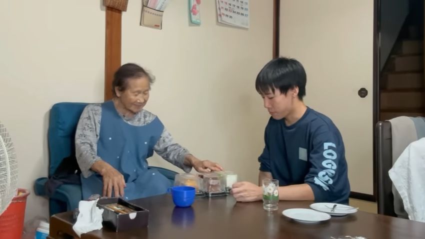 孫の買ってきたケーキを選ぶ祖母