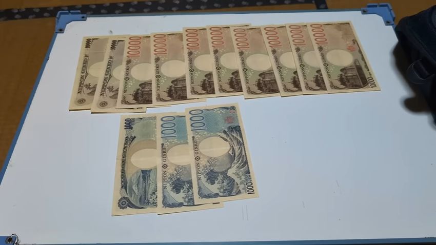 給料袋から取り出した現金