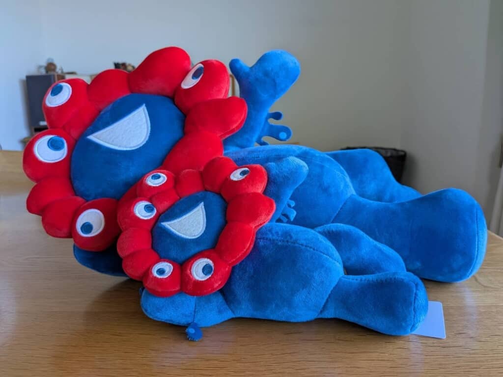 実家には大きなサイズのミャクミャクぬいぐるみ