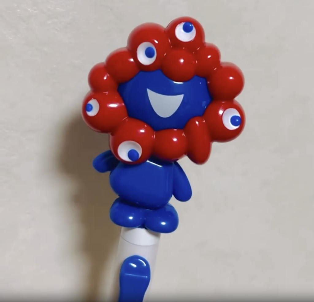 ミャクミャクのフィギュアが付いたボールペンのアップ写真