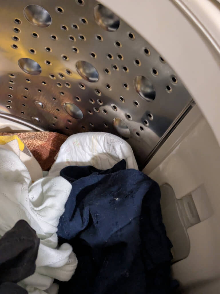 よく見ると洗濯槽の中に紙おむつが！