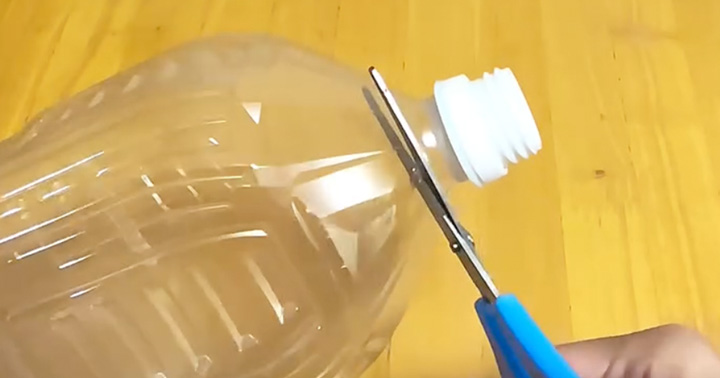 ペットボトル、飲み口部分を残してカットするだけで→「この発想はなかった」　ごみ捨てがラクになるアイデアが話題（1/3） | ライフハック ねとらぼ