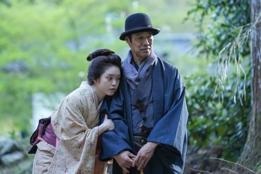 トキ（高石さん）と傳（堤真一さん）