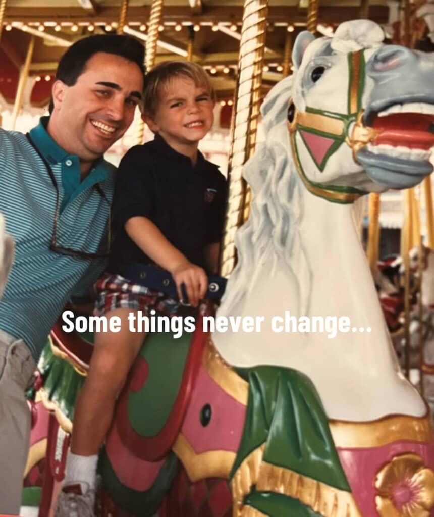 パパに背中を支えられて木馬に乗る子ども時代の投稿者