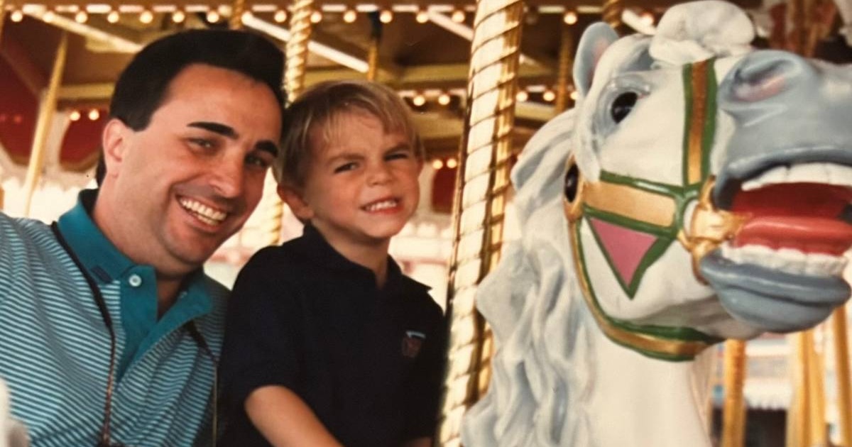 ディズニーでパパに支えられる4歳息子→大人になって……「あああ～」　同じ場所で撮影した“現在の姿”に反響【海外】（1/2） | ライフスタイル ねとらぼ