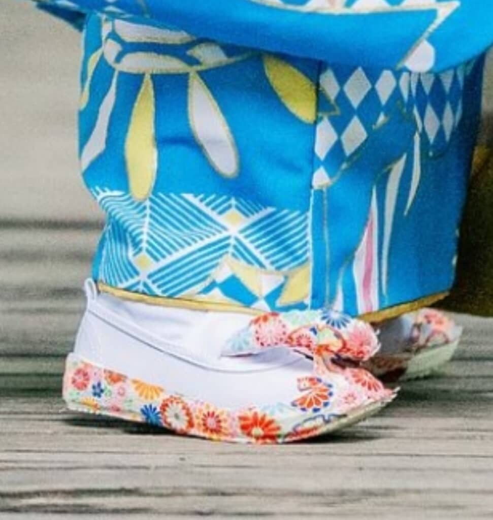 足元は草履風スリッポン