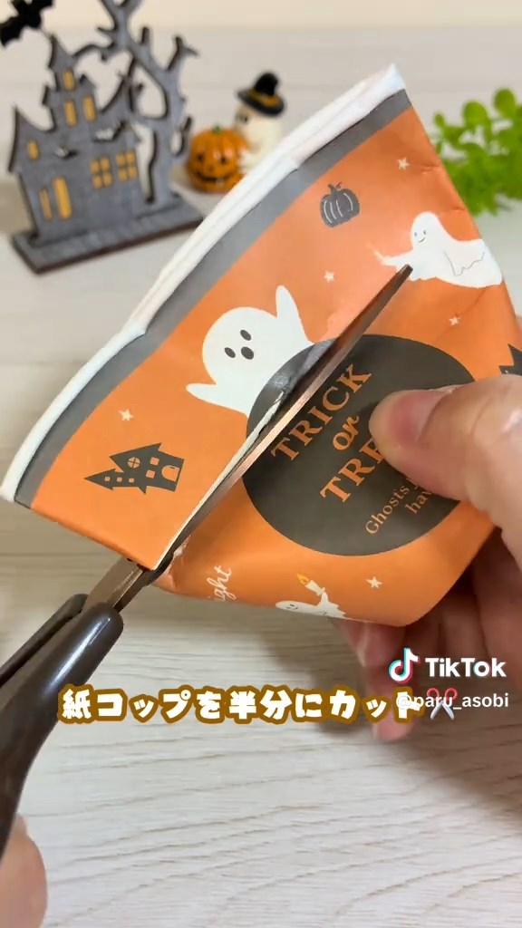 紙コップを輪切りに