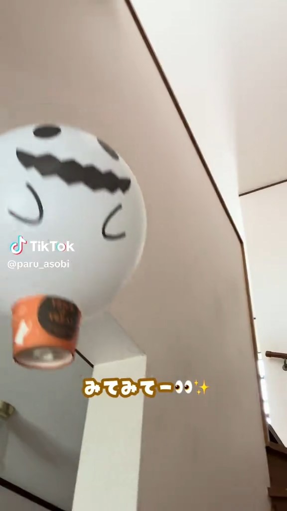 紙コップに開けた口で絞られるため、空気が少しずつ漏れて浮遊します