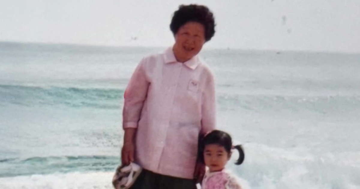 おばあちゃんと寄り添う、あどけない孫娘→22年後……「これは涙出る」　“同じ構図”で再現した、現在の姿に反響【海外】（1/2） | ライフスタイル ねとらぼ