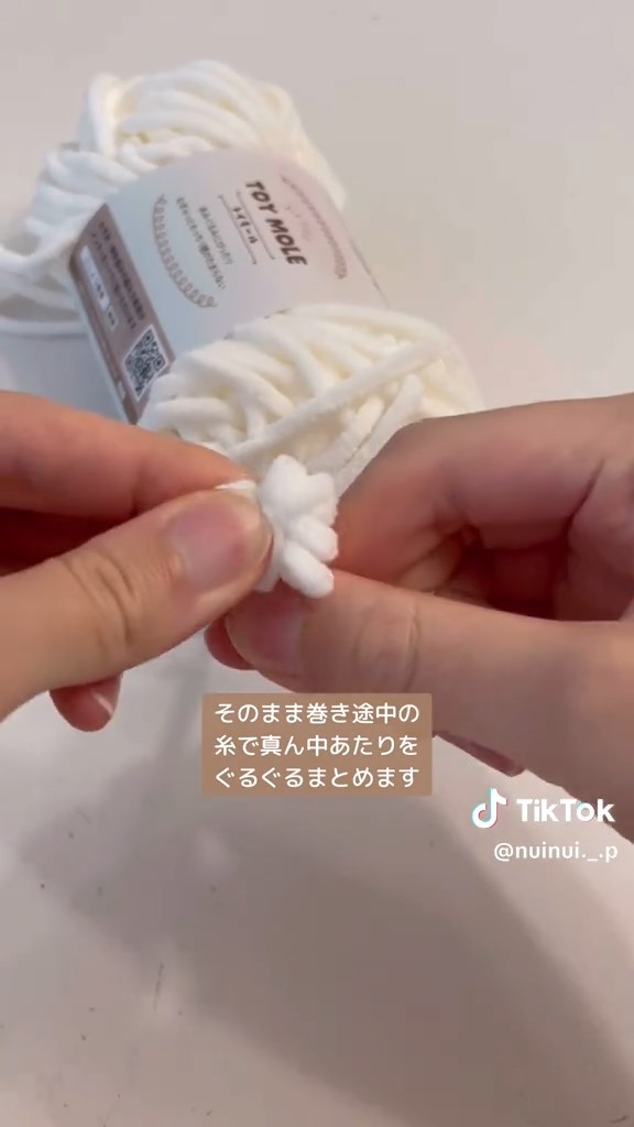 指から抜き、真ん中を巻いてまとめます