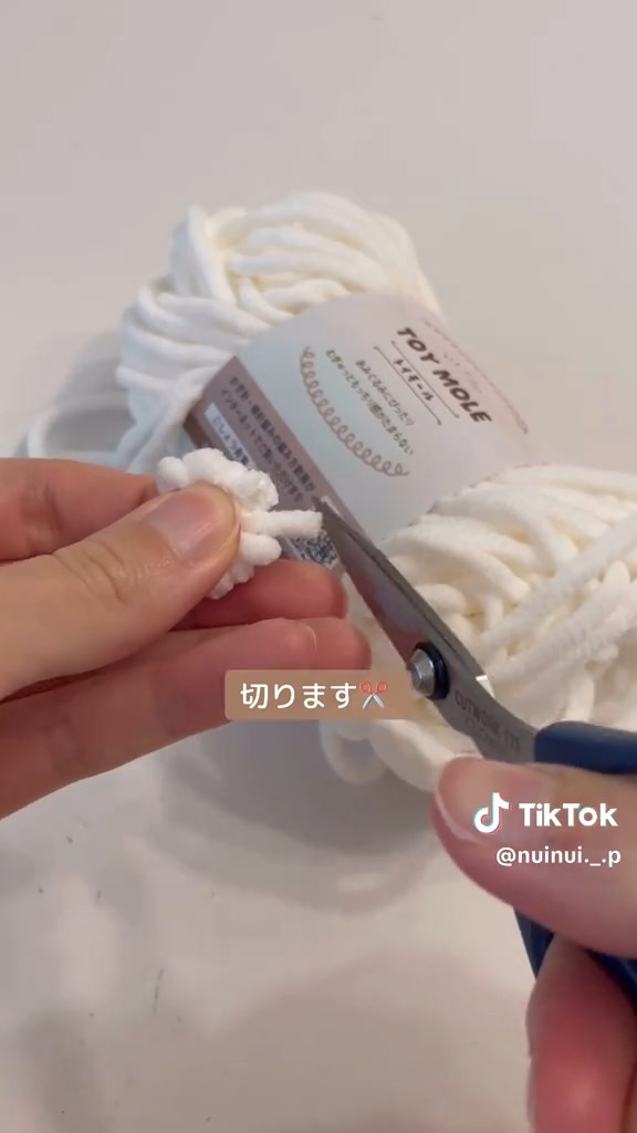 ほどけないよう真ん中を押さえ、巻き終わりの糸を切る