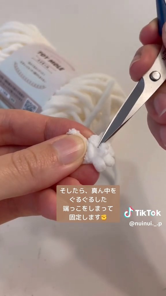 糸の端を中に押し込んで固定。ほどけないか心配な人は接着剤も