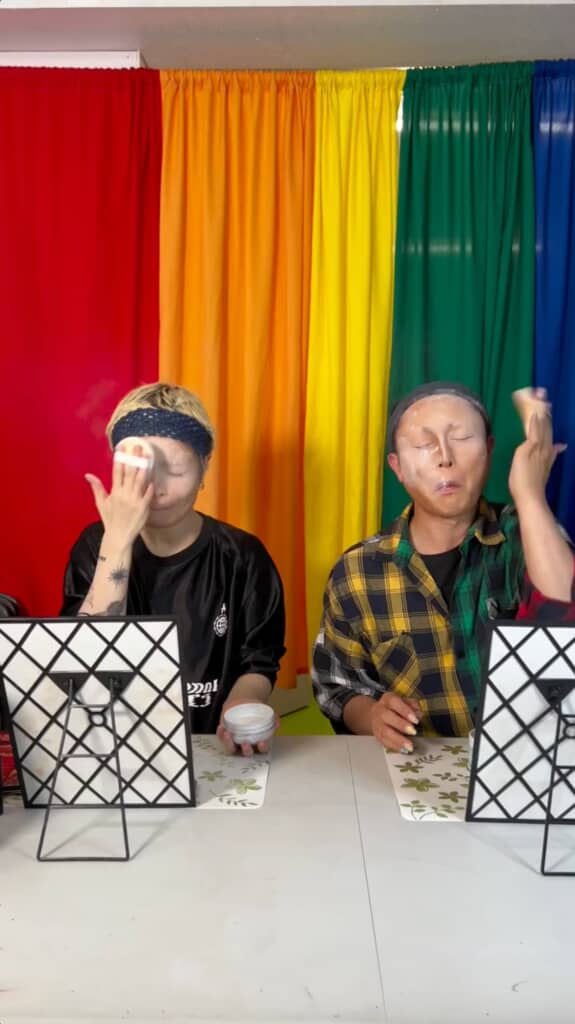 フェイスパウダーを浴びるようにつけるとテンション上がるのかな