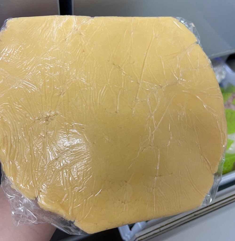 丸く伸ばしたタルト生地