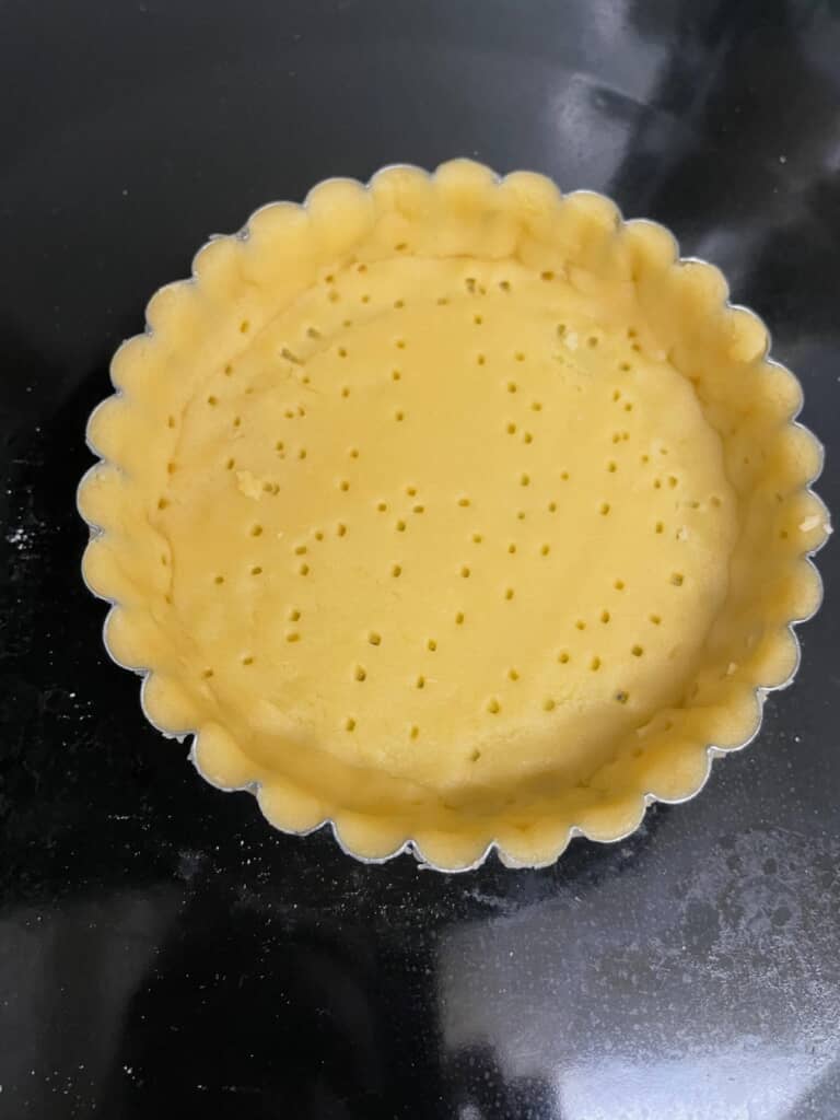 タルトの型に生地を敷き詰める