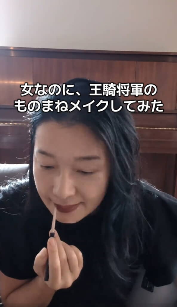 濃いめのリップをぬりぬり