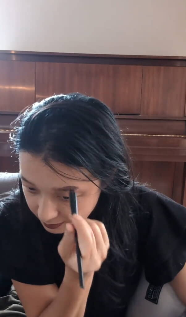 眉毛は黒ではっきりと