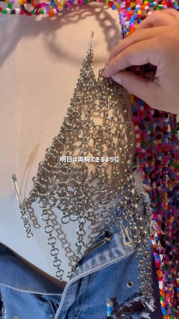 丸カンドレス・左胸部をトルソーに当てているところ