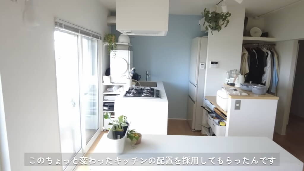 掃き出し窓に向いて作業できるキッチン
