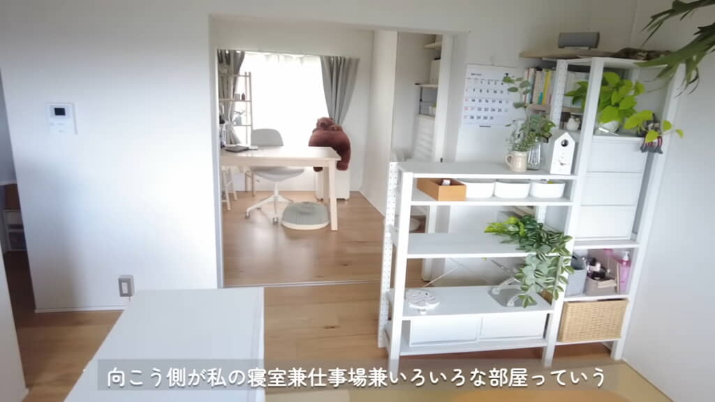 居間から見たコクウさんの寝室兼仕事場
