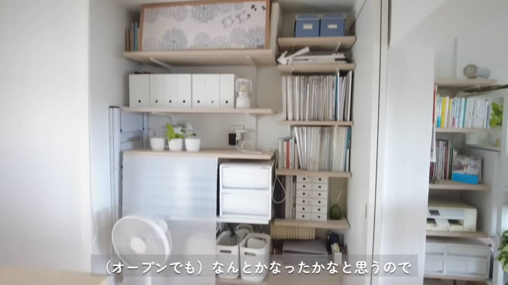 オープンな棚には仕事関係のものが。この手前側の床に布団を敷いて寝ている
