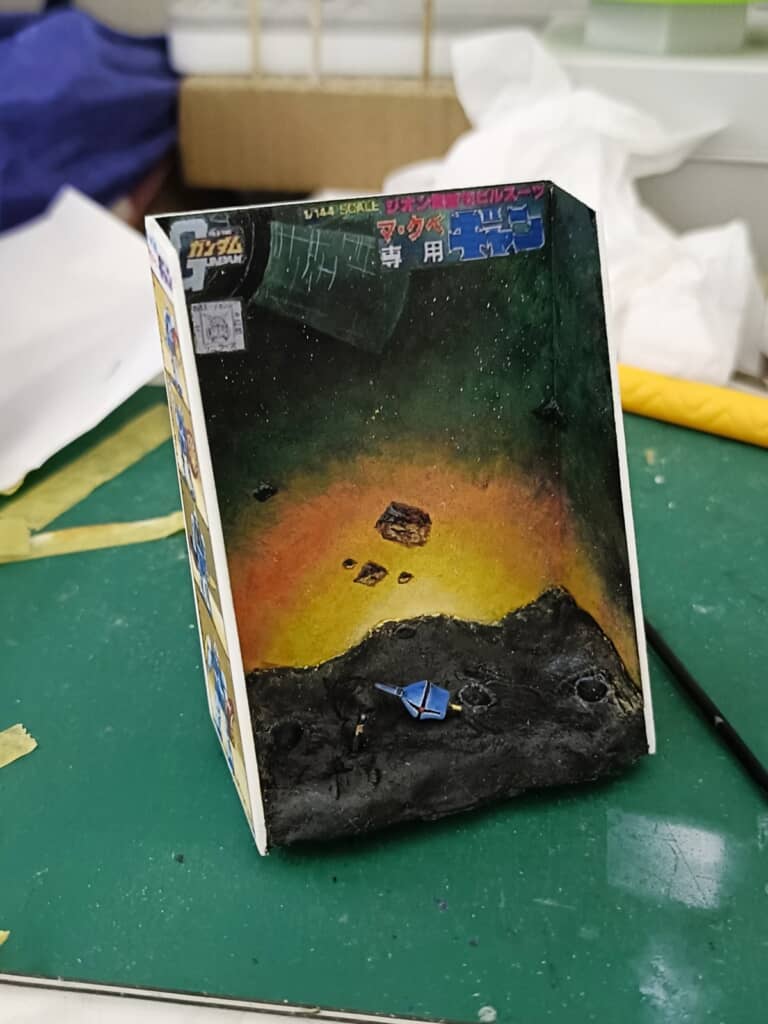 塗り終えた直後の箱絵風ディスプレイスタンド