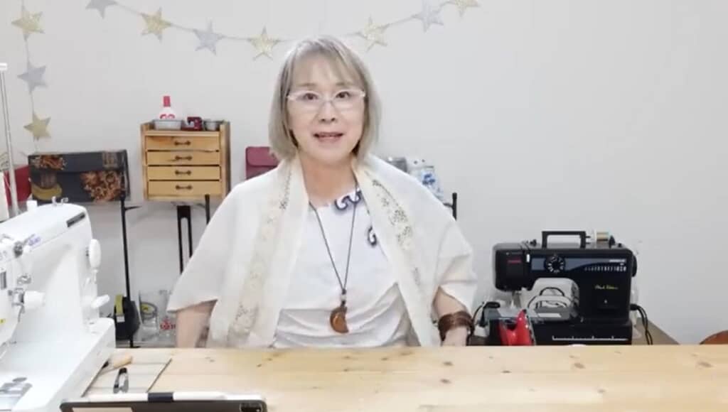 左右の開きに腕を通して着用します