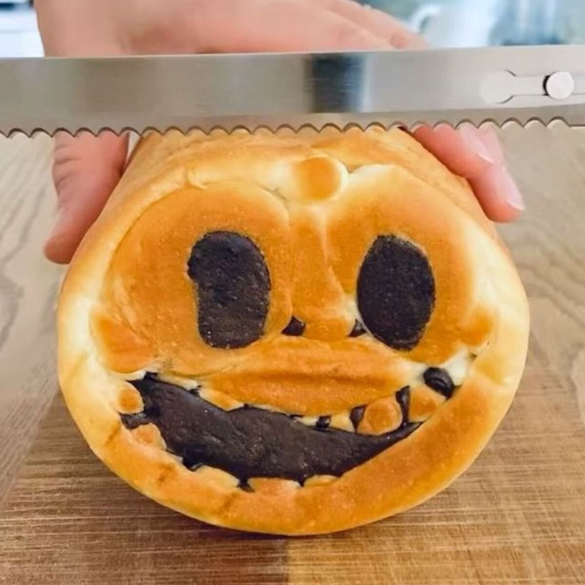 ハロウィーンのかぼちゃパン→切ったら……　「いやいや」予期せぬ“まさかの中身”に「うわぁって声出た」 | グルメ ねとらぼ