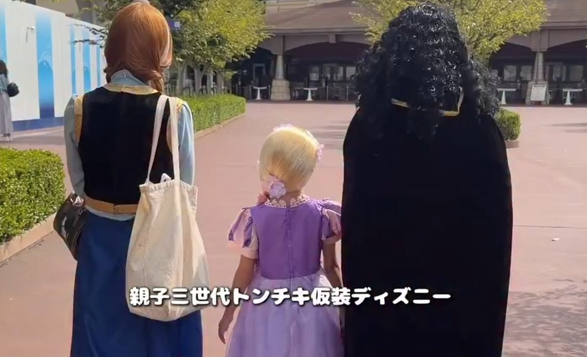 1年越しに親子3世代でディズニー仮装をしたら……　まさかの光景に「もうこの家族箱推し」「楽しみに待っていました」（1/3） | ディズニー ねとらぼ