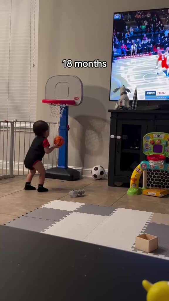 後ろ姿は完全にバスケ選手