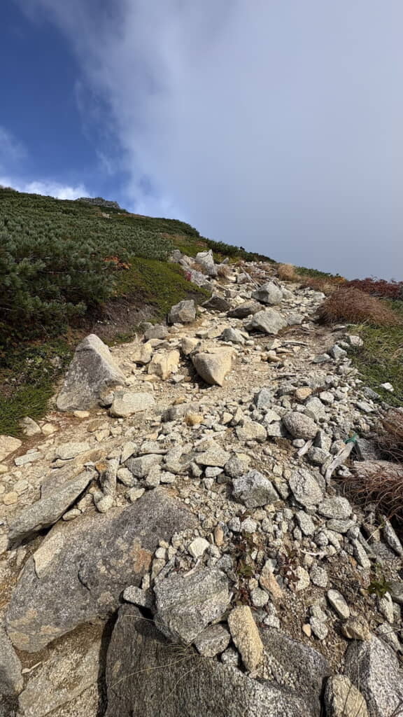 昔の人もここを登っていた……