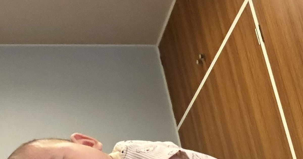 ママ「娘寝ちゃって今これ」→二度見必至の姿が310万表示　「めっちゃ笑ったww」「これはきついっす」「母はこうして強くなる」（1/3） | 育児 ねとらぼ