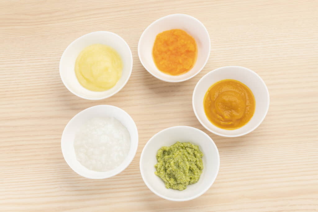 離乳食を開始！（出典：PIXTA）