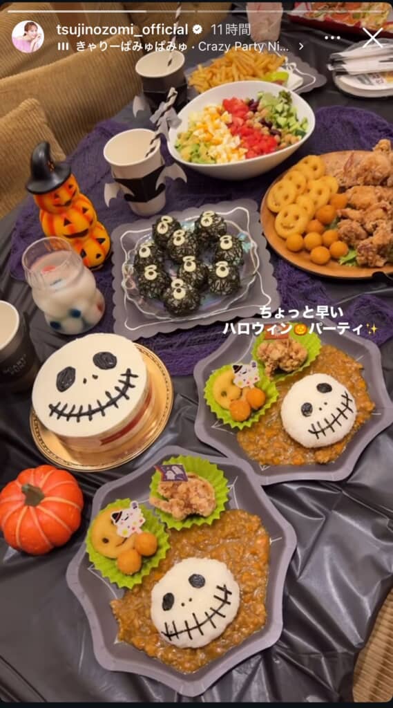 ハロウィンパーティーの料理。おにぎりやサラダなど盛りだくさん