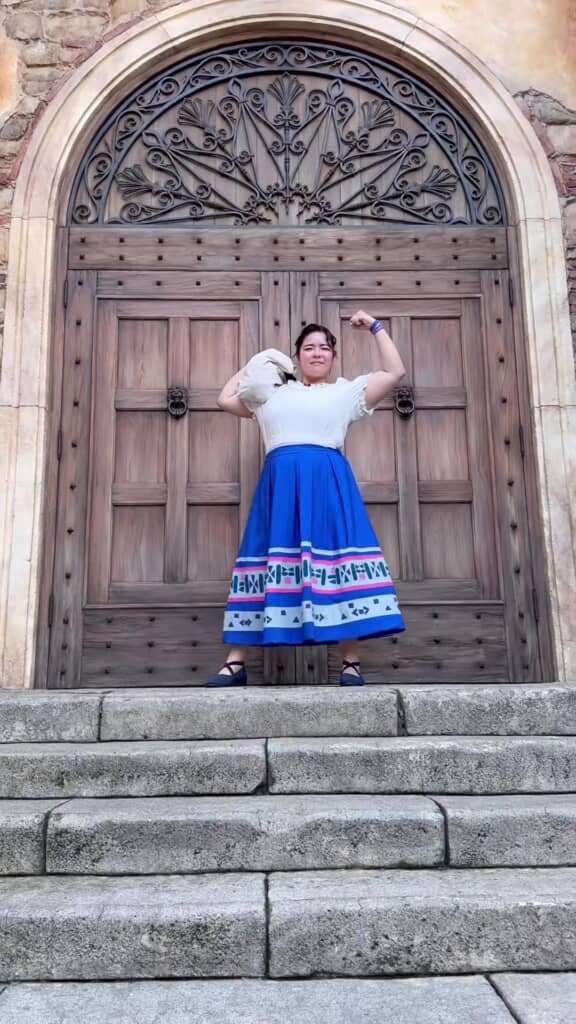 ルイーサのコスチュームを着た女性がポーズをとるところ