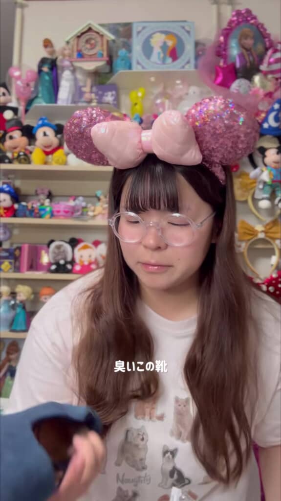 靴のにおいに顔をしかめる女性