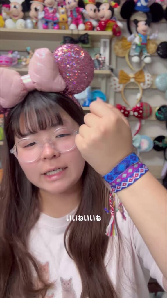 ひもをブレスレットにした女性