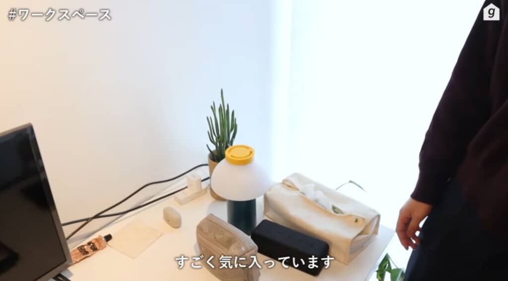 観葉植物やグリーンのライトを置いてお気に入りスペースに