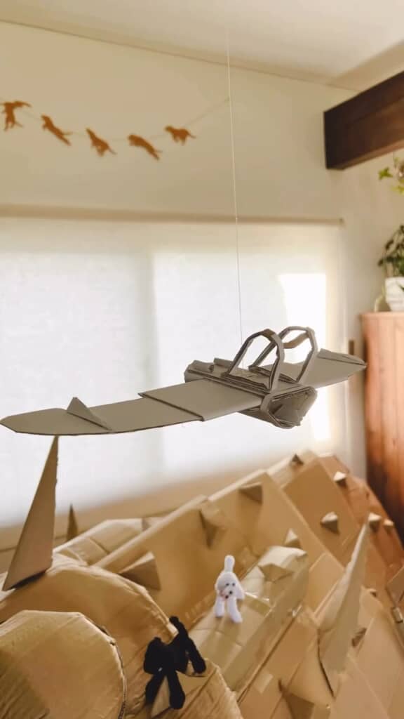 宙を舞うメーヴェ。愛犬たちのミニチュアも参加しています