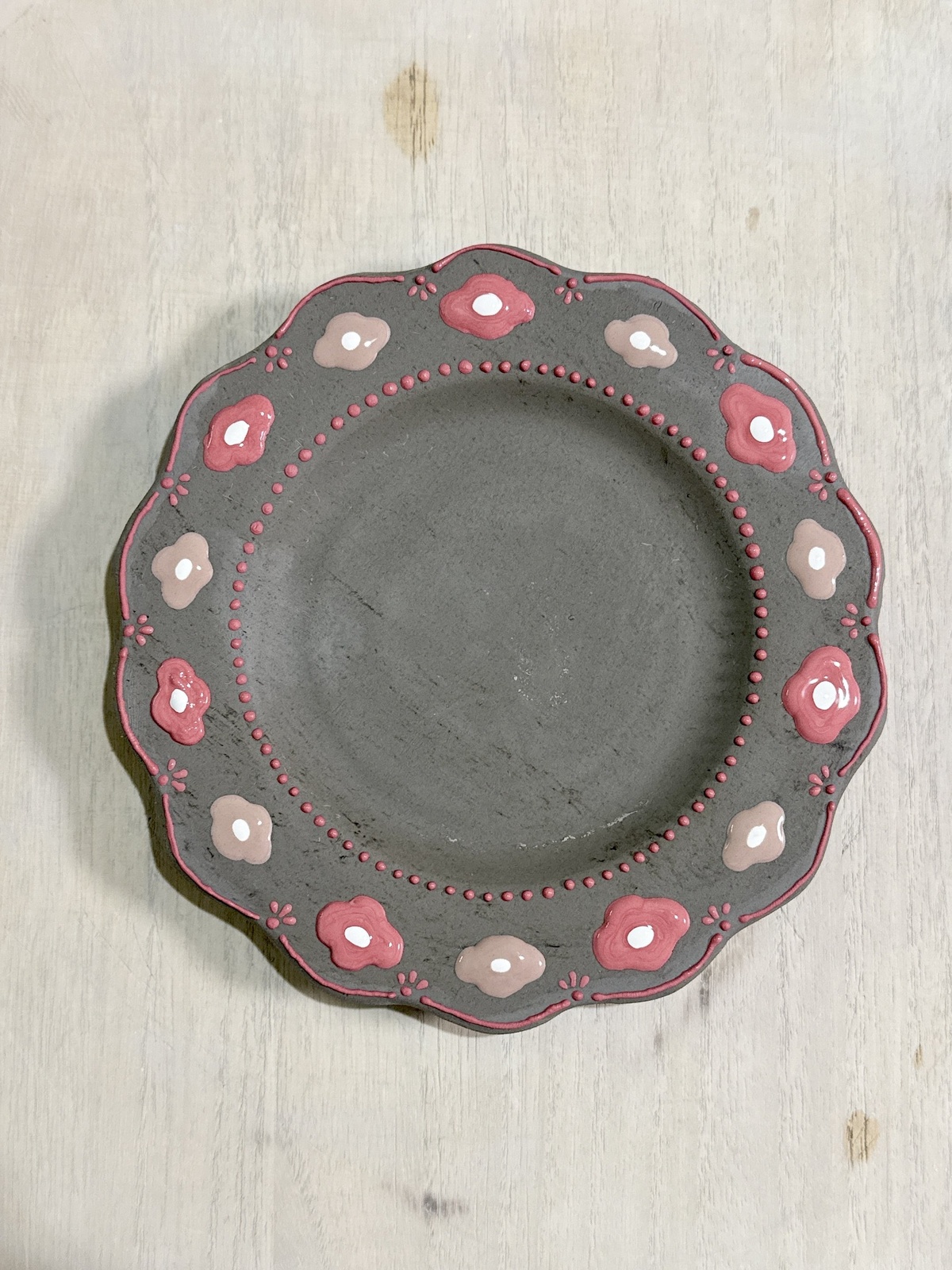 グレー地に赤い模様のマットなお皿を焼くと…… 合計830万表示の完成品に