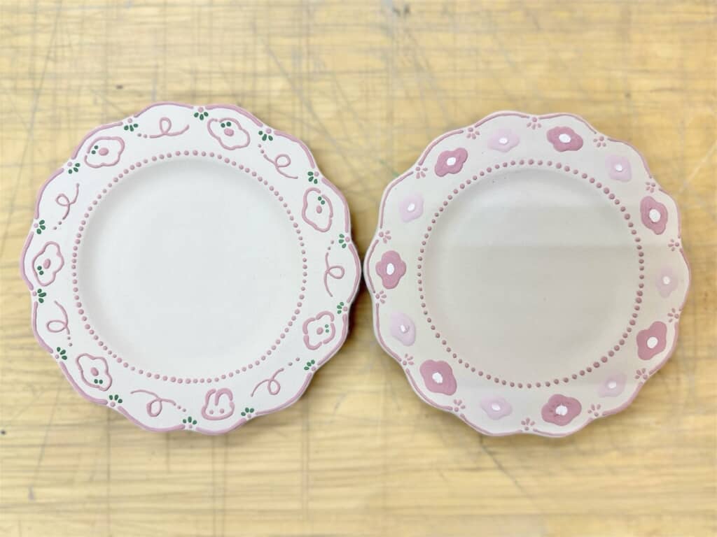 素焼きしたらお皿はクリーム色に。お花もピンクに