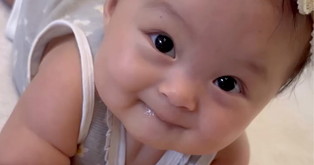 6カ月赤ちゃんを夫に任せて外出→帰宅後……　ママ仰天のまさかの表情に「目がーーーーw」「別人すぎて」と1300万再生（1/3） | 育児 ねとらぼ