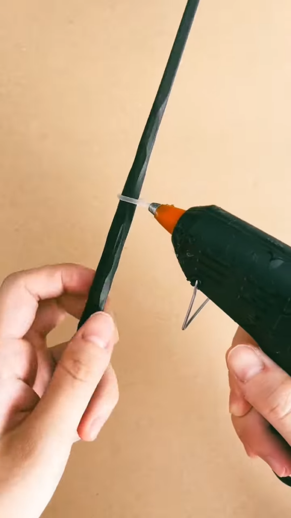 グルーガンで模様を施していきます