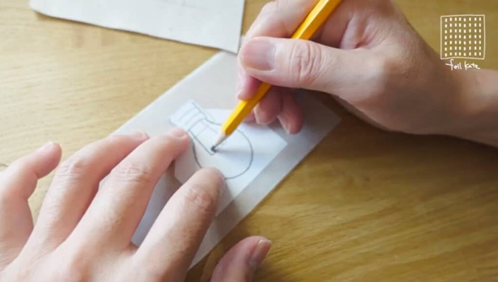 電球のイラストと外枠をトレーシングペーパーに写します