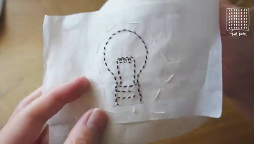 周りを仮縫いして黒い糸で刺しゅうをします