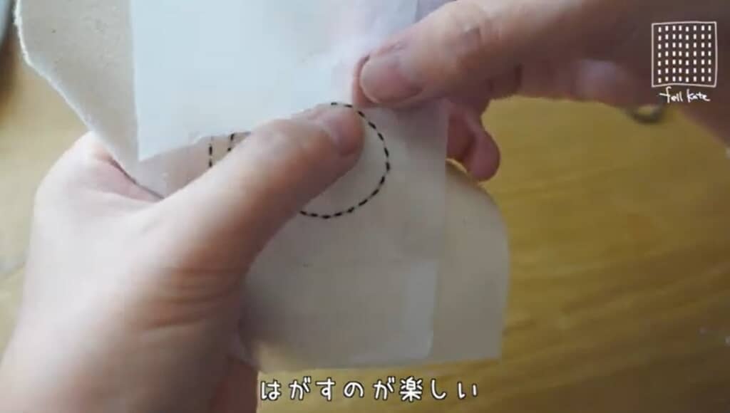 トレーシングペーパーを破ってはがします