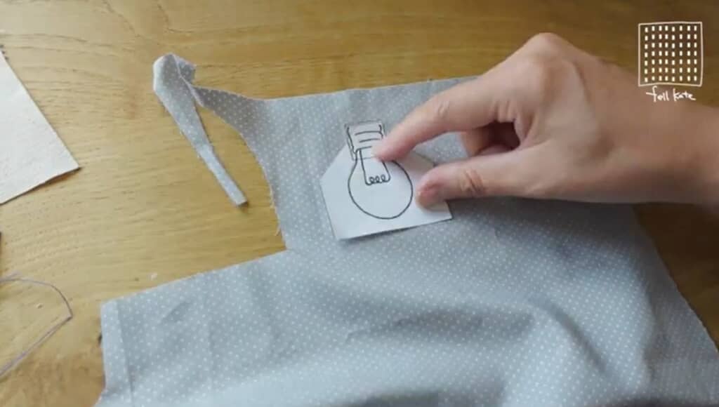 ドットプリントに型紙の外枠を写します